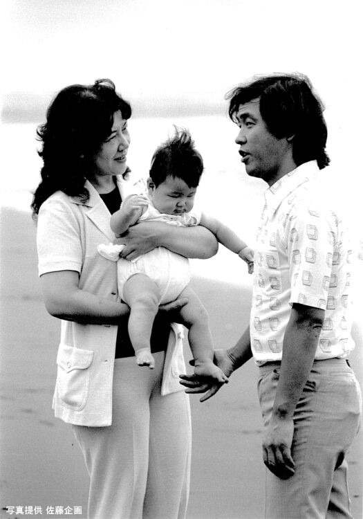 萩本欽一・澄子夫妻と長男。（写真提供：佐藤企画）