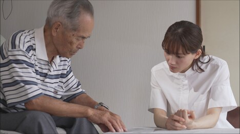 「『news23』特別企画 “綾瀬はるか『戦争』を聞く”～沈められた民間の船～」より、綾瀬はるか（右）と大矢秀二氏（左）。