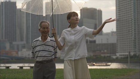 「『news23』特別企画 “綾瀬はるか『戦争』を聞く”～沈められた民間の船～」より、豊洲を訪れた綾瀬はるか（手前）と大矢秀二氏（奥）。