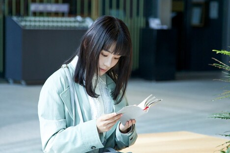 「傲慢と善良」より、奈緒演じる坂庭真実。