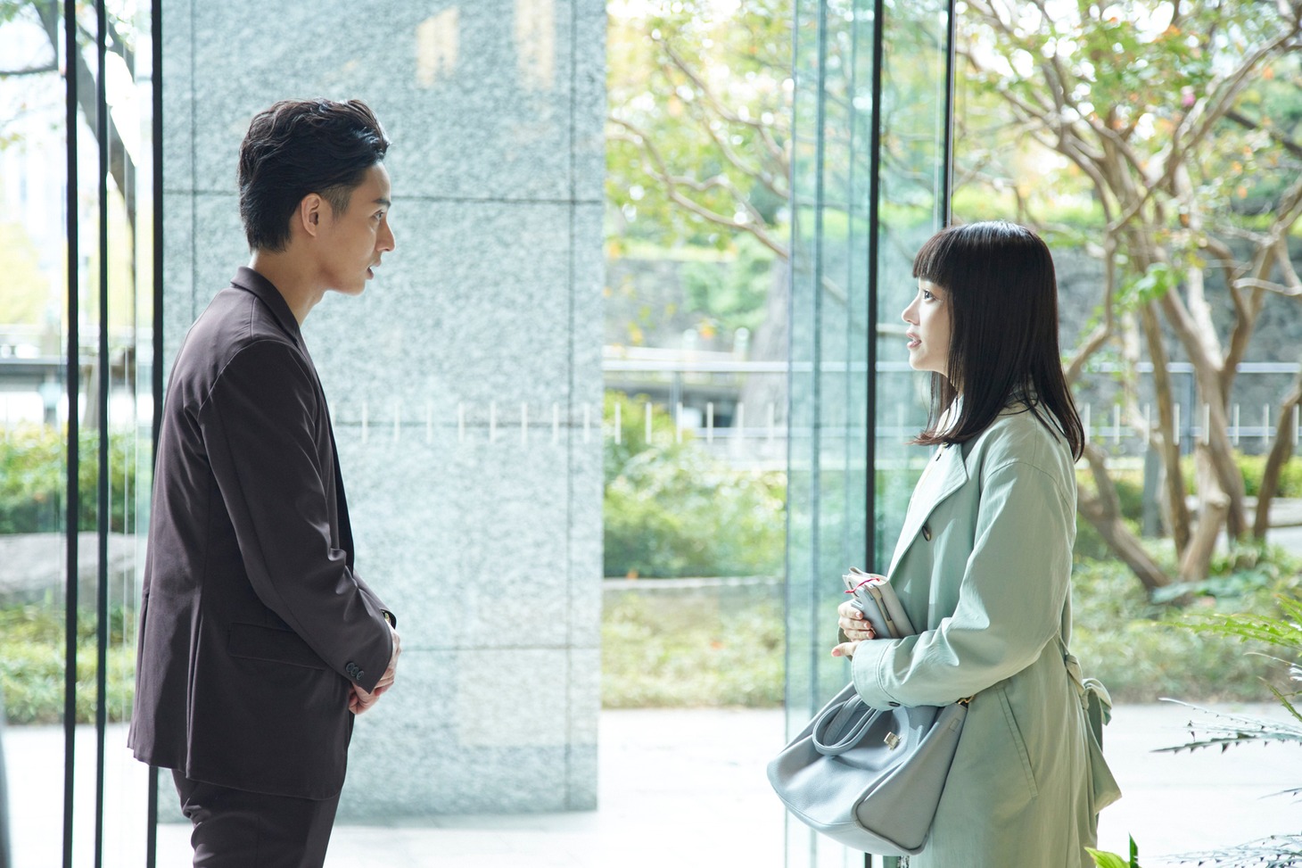 「傲慢と善良」より、藤ヶ谷太輔演じる西澤架（左）と奈緒演じる坂庭真実（右）。