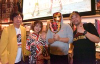 左から杉山すぴ豊、アイ、マイ、みーー、がお～、MCの稲生D。