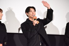 観客に手を振る戸塚純貴。