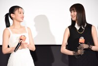 左から出口夏希、高橋ひかる。