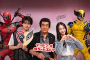 「デッドプール▽俺ちゃんストア」に来店した藤岡真威人(左)、藤岡弘、(中央)、天翔愛(右)。