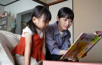 「ほんとにあった怖い話 25周年スペシャル」のドラマパート「暗澹の部屋」より、森七菜演じる遠山詩織（右）と諸林めい演じる美菜（左）。