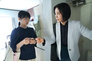 「ほんとにあった怖い話 25周年スペシャル」のドラマパート「暗澹の部屋」より、森七菜演じる遠山詩織（左）と山口紗弥加演じる藤川雪乃（右）。