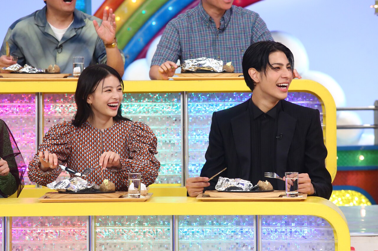 「ウラマヨ！」より、ゲストパネラーのラウール（右）と出口夏希（左）。