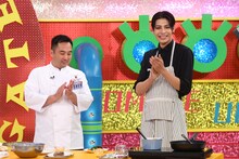 「ウラマヨ！」より、ハンバーグの再現レシピに挑戦するラウール（右）。左は京都で100年以上続く老舗洋食店のシェフ。