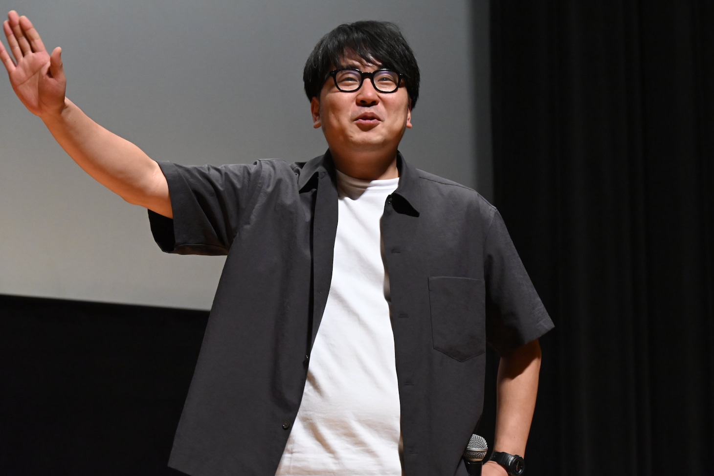 観客に手を振る谷口恒平。