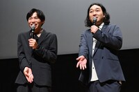 アキラ100%の動きを再現する加賀翔（左）、賀屋壮也（右）。