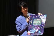 来場者に抽選でプレゼントされるサイン入りポスターを手に持つ和田雅成。
