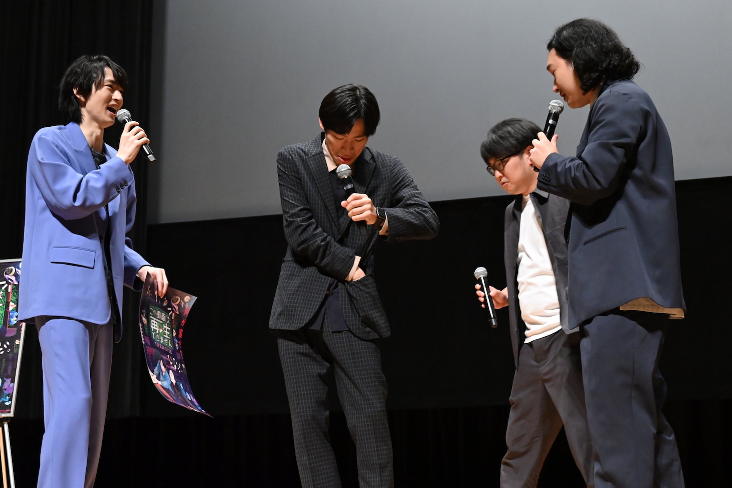 来場者へのプレゼント抽選会の際、紛失したくじを探す加賀翔（中央）。