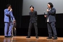 来場者へのプレゼント抽選会の際、短時間でくじを紛失して慌てる加賀翔（中央）。