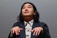 “幽霊ポーズ”をする賀屋壮也。