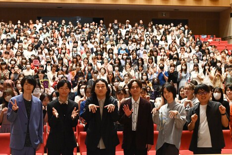 「この動画は再生できません THE MOVIE」完成披露舞台挨拶の様子。左から和田雅成、加賀翔、賀屋壮也、平野良、世古口凌、谷口恒平。