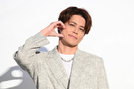 ポーズを決め、会場を盛り上げる宮野真守。