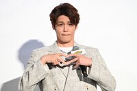 ポーズを決め、会場を盛り上げる宮野真守。