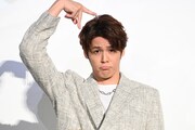 ポーズを決め、会場を盛り上げる宮野真守。
