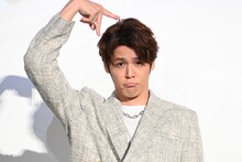 ポーズを決め、会場を盛り上げる宮野真守。
