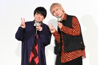 左から梶裕貴、岡本信彦。