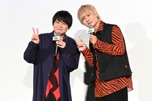 左から梶裕貴、岡本信彦。