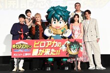 「僕のヒーローアカデミア THE MOVIE ユアネクスト」公開記念舞台挨拶の様子。前列左から梶裕貴、岡本信彦、緑谷出久、生見愛瑠、宮野真守。後列左から佐倉綾音、三宅健太。