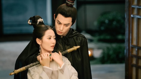 中国ドラマ「浮図縁～乱世に咲く真実の愛～」より、ワン・ホーディー（王鶴棣）演じる肖鐸（後方）、チェン・ユーチー（陳鈺琪）演じる歩音楼（前）。