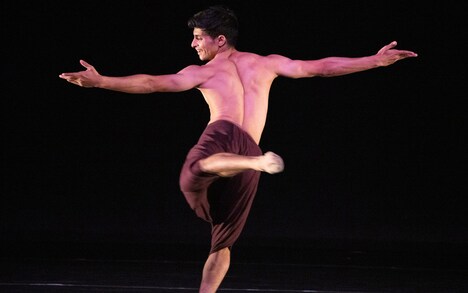 「コール・ミー・ダンサー」場面写真