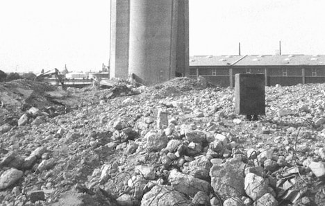 1997年、「箱男」の撮影地であるドイツ・ハンブルグにて撮られた写真。(写真提供:石井岳龍)