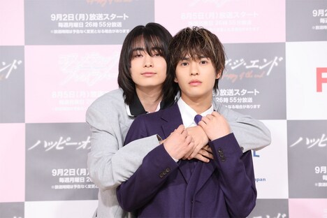 「コスメティック・プレイラバー」に出演する奥野壮（手前）と豊田裕大（奥）。