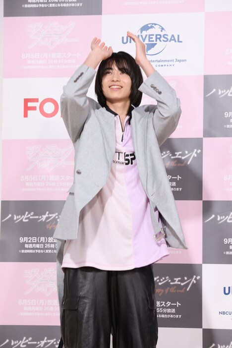 現在開催中のパリ五輪にちなんで「どんなスポーツが好きか」を聞かれ、バスケットボールのジェスチャーをする豊田裕大。