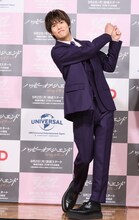 現在開催中のパリ五輪にちなんで「どんなスポーツが好きか」を聞かれ、ゴルフのジェスチャーをする奥野壮。