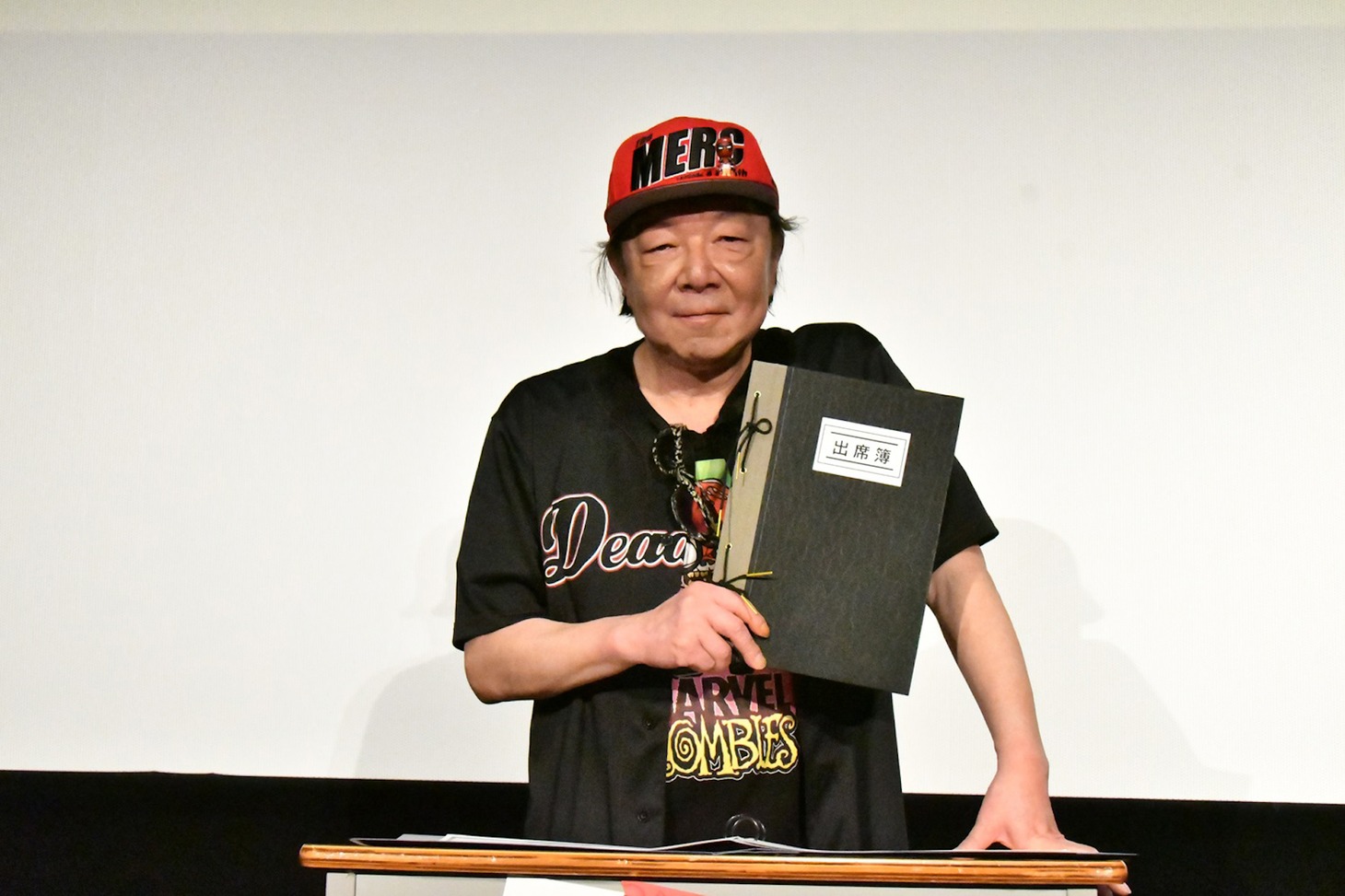 出席簿を手に教壇に立った古田新太。