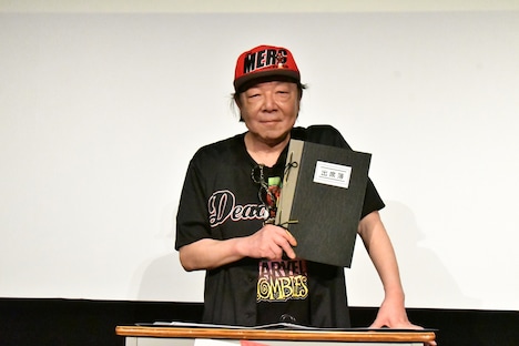 出席簿を手に教壇に立った古田新太。