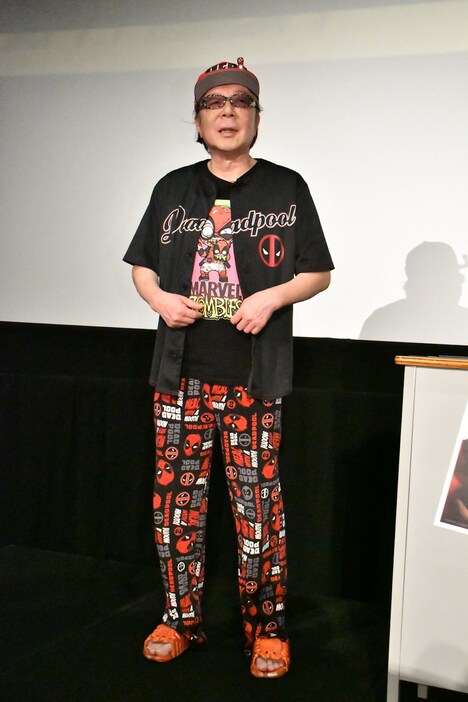 デッドプールのファッションアイテムを着こなす古田新太。