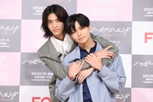 「ハッピー・オブ・ジ・エンド」に出演する沢村玲（手前）と別府由来（奥）。