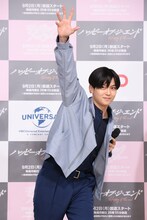 現在開催中のパリ五輪にちなんで「どんなスポーツが好きか」を聞かれ、砲丸投げのジェスチャーをする沢村玲。