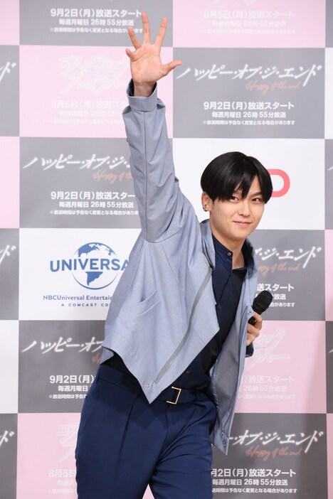 現在開催中のパリ五輪にちなんで「どんなスポーツが好きか」を聞かれ、砲丸投げのジェスチャーをする沢村玲。