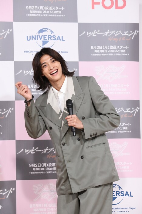 現在開催中のパリ五輪にちなんで「どんなスポーツが好きか」を聞かれ、卓球のジェスチャーをする別府由来。