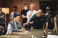 Netflixシリーズ「地面師たち」メイキング写真