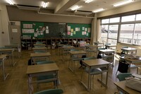 「赤羽骨子のボディガード」より、錚々児高校3年4組の教室。