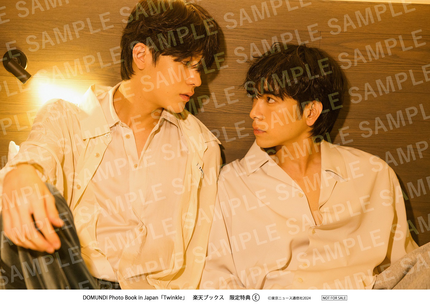 DOMUNDI Photo Book in Japan「Twinkle」楽天ブックス購入特典となるポストカードのビジュアル（Jimmy&Tommy）。