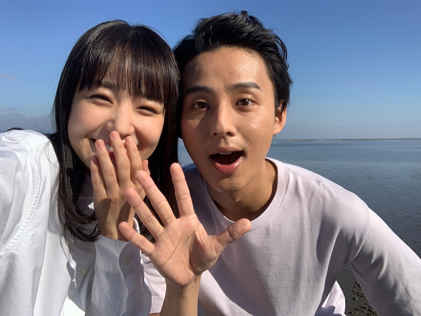 「傲慢と善良」の新場面写真。藤ヶ谷太輔演じる西澤架（右）と奈緒演じる坂庭真実（左）。