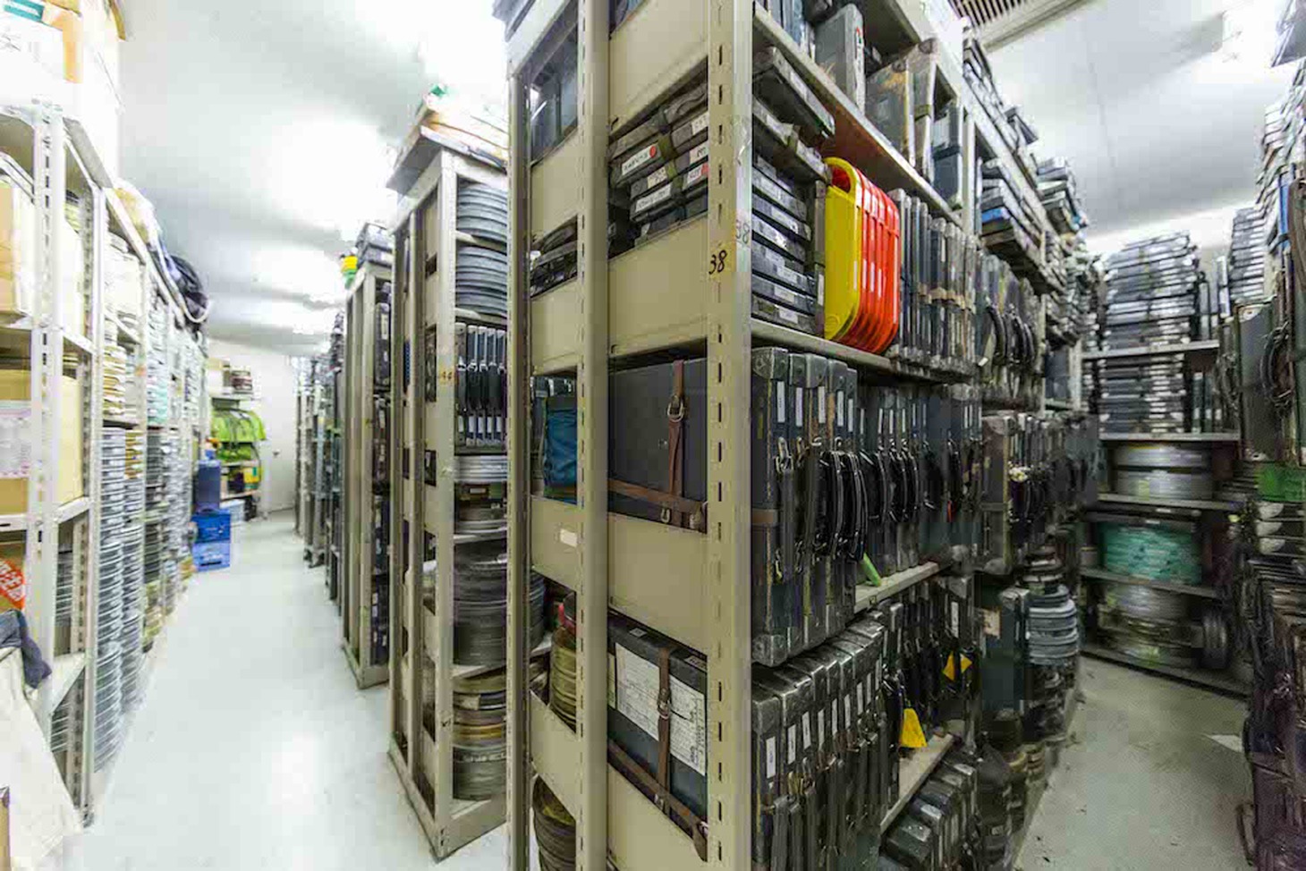 兵庫・神戸映画資料館の収蔵庫。