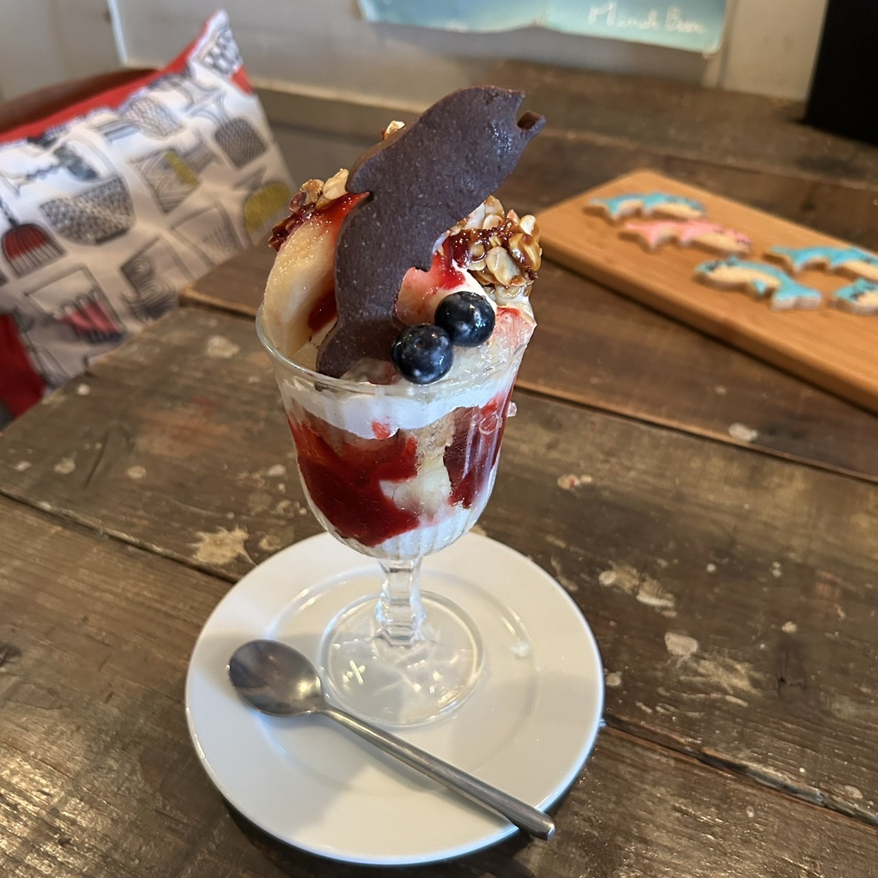 Cafe Cru.で提供される「サメパフェ」。