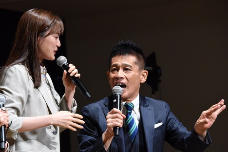 左から生田絵梨花、柳沢慎吾。