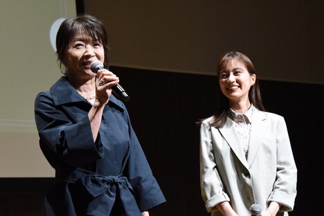 左から田中美佐子、生田絵梨花。