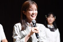 褒められて照れ笑いを浮かべる生田絵梨花。