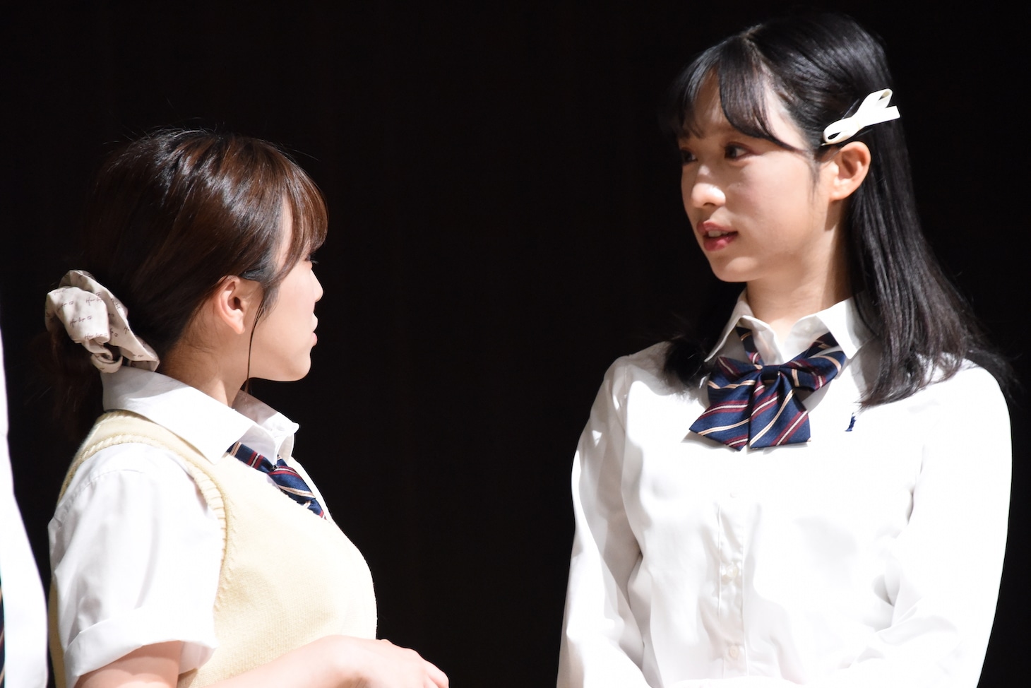 左から矢吹奈子、小栗有以。